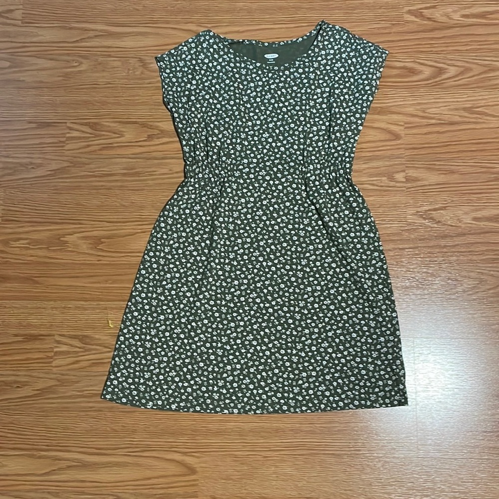 Old navy girl’s dress green with floral print. Size 8